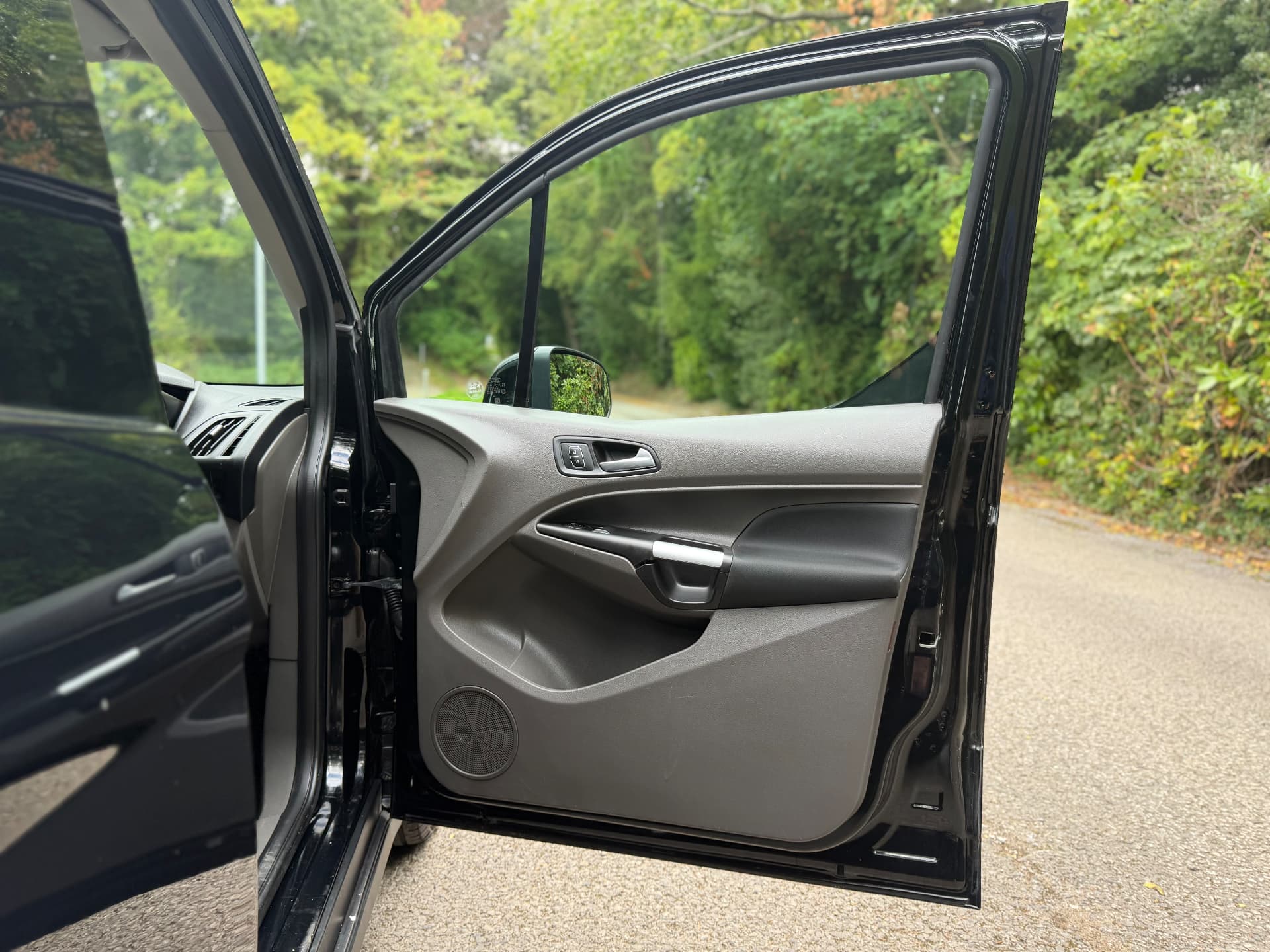 2019 Ford Transit Connect 240 Limited — photo 12 of 24