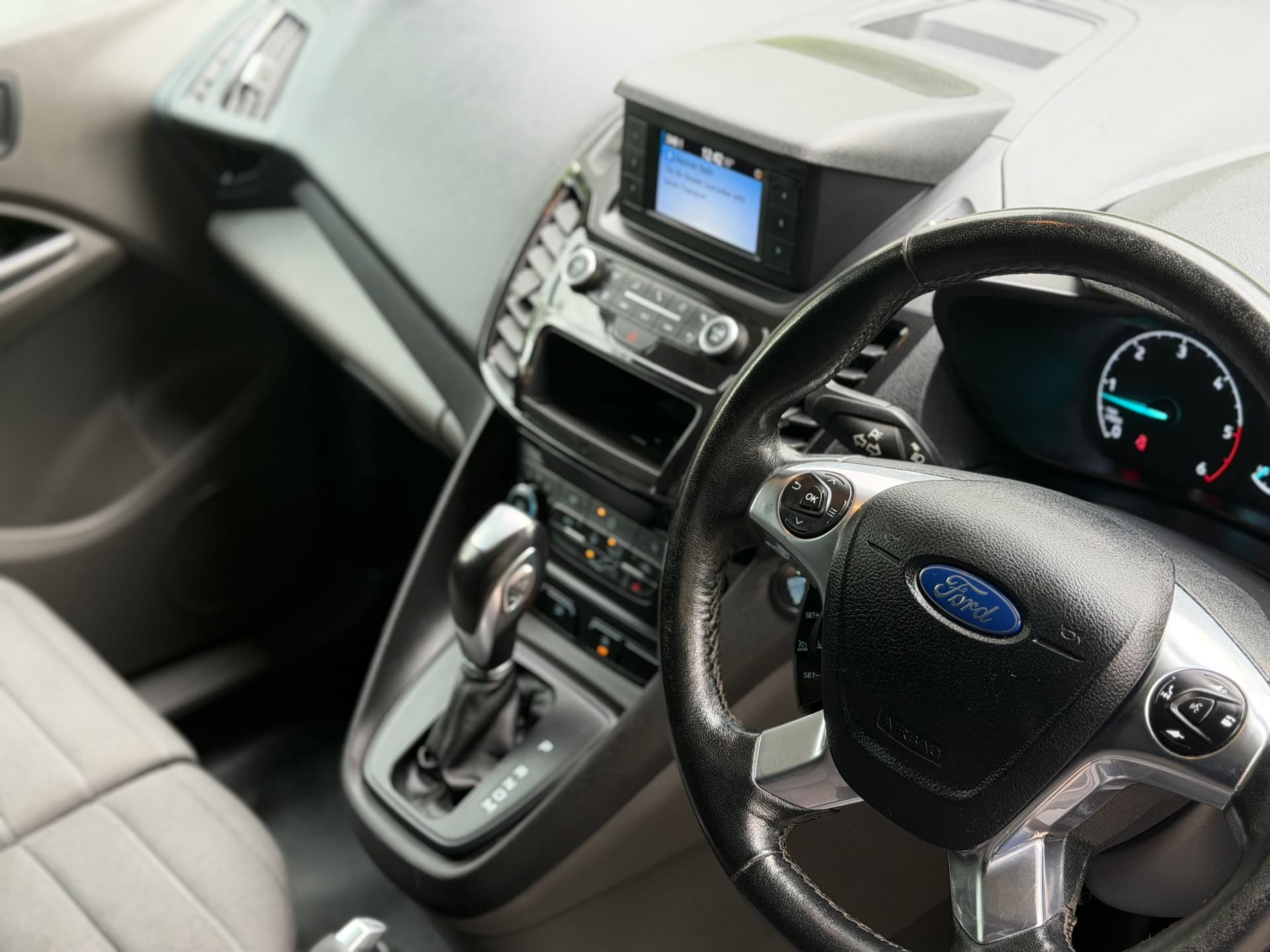 2019 Ford Transit Connect 240 Limited — photo 10 of 24