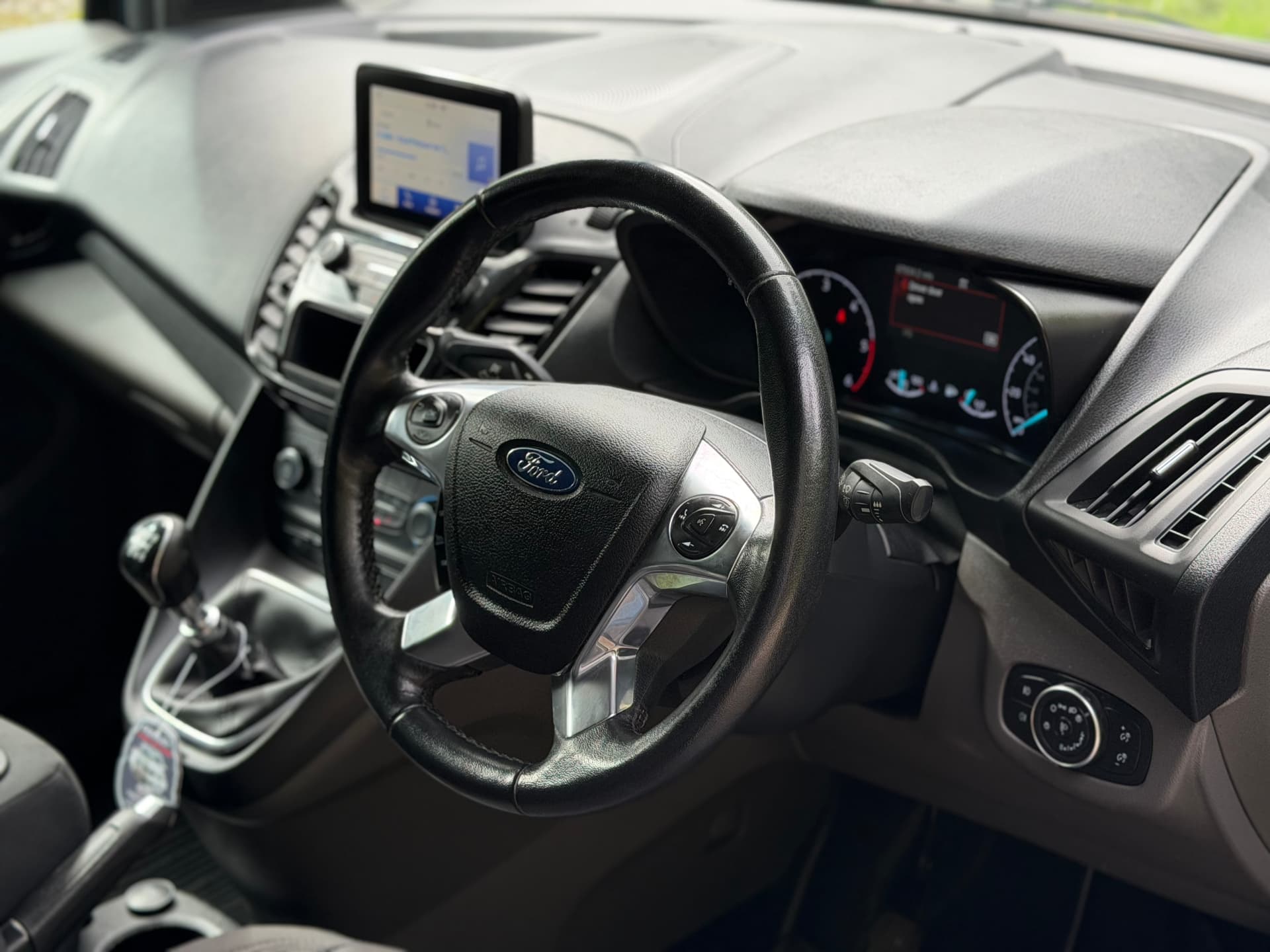 2018 Ford Transit Connect 200 Limited — photo 13 of 20