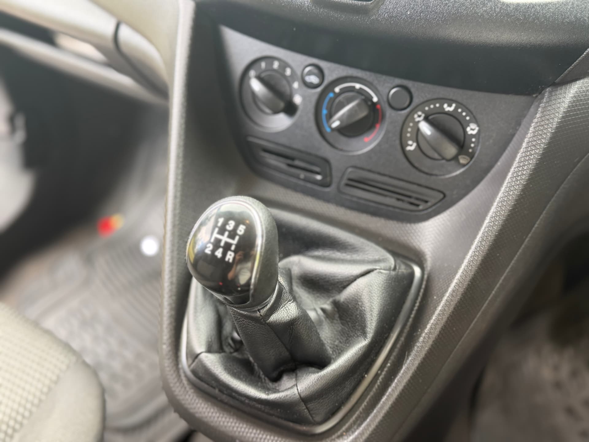 2016 Ford Transit Connect 200 — photo 20 of 23