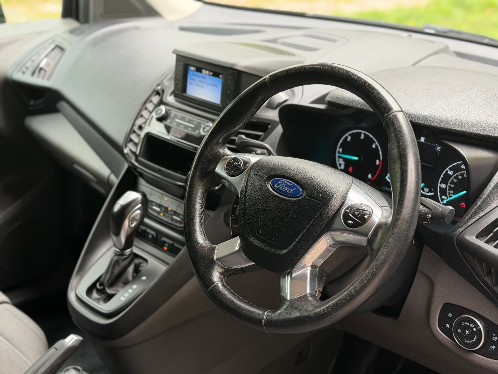 2019 Ford Transit Connect 240 Limited — photo 9 of 24